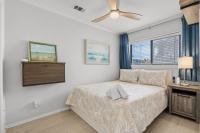 默特尔比奇Sea Cabin 118 - Oceanfront的带床和吊扇的卧室