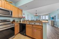 德斯坦5 Star Resort 11th Fl Stunning Sunrise 2BR 2BA King Suite,Pools ,Shuttle or Walk to Beach的带水槽和炉灶的厨房 顶部烤箱
