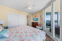 5 Star Resort 11th Fl Stunning Sunrise 2BR 2BA King Suite,Pools ,Shuttle or Walk to Beach客房内的一张或多张床位