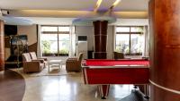 Peninsula Hotel Dar Es Salaam的休息区