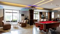 Peninsula Hotel Dar Es Salaam的休息区