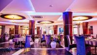 Peninsula Hotel Dar Es Salaam餐厅或其他用餐的地方
