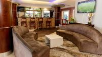 Peninsula Hotel Dar Es Salaam的休息区