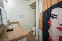 Apache Motel的一间浴室
