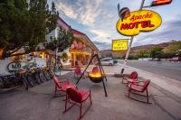 摩押Apache Motel的人行道上一组椅子和汽车旅馆标志