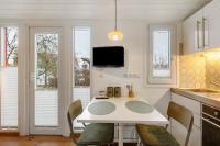 Tiny House im Grünen的厨房或小厨房