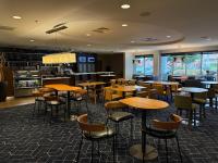 迈尔斯堡75号州际公路及湾岸中心万怡酒店餐厅或其他用餐的地方
