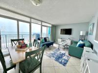 Oceanfront 2BR King Suite Atlantica Resort的休息区