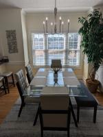 Beautiful 1500 s f 3 Bd - 2 Ba condo overlooking stream and golf course的休息区