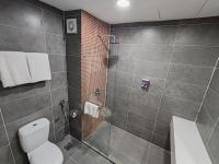 QQQ hotel type room Empire Damansara的一间浴室
