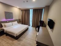 QQQ hotel type room Empire Damansara的电视和/或娱乐中心