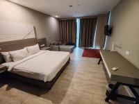 QQQ hotel type room Empire Damansara客房内的一张或多张床位