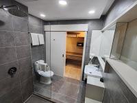 QQQ hotel type room Empire Damansara的一间浴室