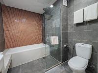 QQQ hotel type room Empire Damansara的一间浴室