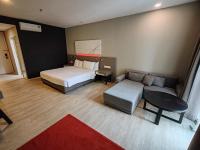 QQQ hotel type room Empire Damansara客房内的一张或多张床位