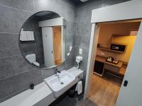 QQQ hotel type room Empire Damansara的一间浴室