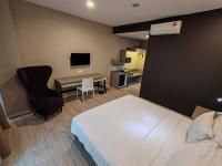 QQQ hotel type room Empire Damansara的电视和/或娱乐中心