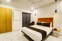 Super Townhouse Rcc Hotel Banjara Hills客房内的一张或多张床位