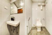 Super Townhouse Rcc Hotel Banjara Hills的一间浴室