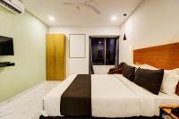 Super Townhouse Rcc Hotel Banjara Hills客房内的一张或多张床位