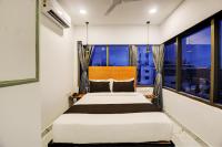 Super Townhouse Rcc Hotel Banjara Hills客房内的一张或多张床位
