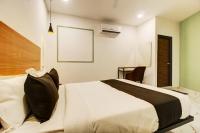 Super Townhouse Rcc Hotel Banjara Hills客房内的一张或多张床位