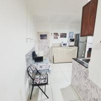 迪拜LA Gold hostel capsule的厨房配有桌子和椅子