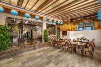 RAON Old Quarter Hotel餐厅或其他用餐的地方