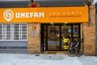 在Onefam Les Corts内部或周边骑自行车