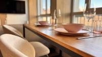 里昂Lost inn Lyon Part dieu -Entre centre ville et gare part dieu -Netflix的一张木桌,配有椅子、碗和酒杯