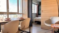里昂Lost inn Lyon Part dieu -Entre centre ville et gare part dieu -Netflix的一间有桌子、椅子和床的房间