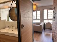 Lost inn Lyon Part dieu -Entre centre ville et gare part dieu -Netflix的一间浴室