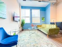 Modern 2BR in South Loop Near Soldier Field, Grant Park, Downtown, &amp; Lakefront Trail的休息区