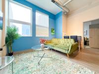 芝加哥Modern 2BR in South Loop Near Soldier Field, Grant Park, Downtown, &amp; Lakefront Trail的带沙发和桌子的客厅