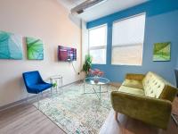 Modern 2BR in South Loop Near Soldier Field, Grant Park, Downtown, &amp; Lakefront Trail的休息区