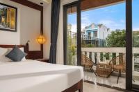 RAON Old Quarter Hotel的阳台或露台