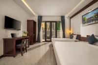 RAON Old Quarter Hotel的电视和/或娱乐中心