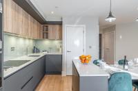 Bond House by Celador Apartments的厨房或小厨房