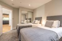 Bond House by Celador Apartments客房内的一张或多张床位