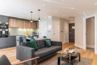 Bond House by Celador Apartments的厨房或小厨房
