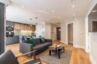 Bond House by Celador Apartments的厨房或小厨房