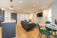 Bond House by Celador Apartments的电视和&#47;或娱乐中心