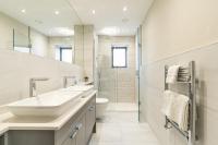 Bond House by Celador Apartments的一间浴室