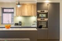 Bond House by Celador Apartments的厨房或小厨房