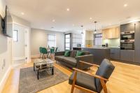 雷丁Bond House by Celador Apartments的带沙发和桌子的客厅