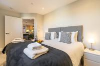 Bond House by Celador Apartments客房内的一张或多张床位