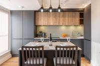 Bond House by Celador Apartments的厨房或小厨房