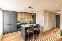 Bond House by Celador Apartments的厨房或小厨房