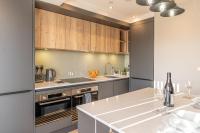 Bond House by Celador Apartments的厨房或小厨房