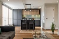 Bond House by Celador Apartments的厨房或小厨房